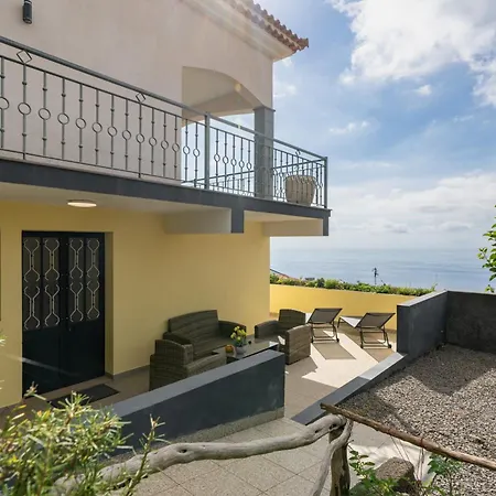 Relax Garden House By An Island