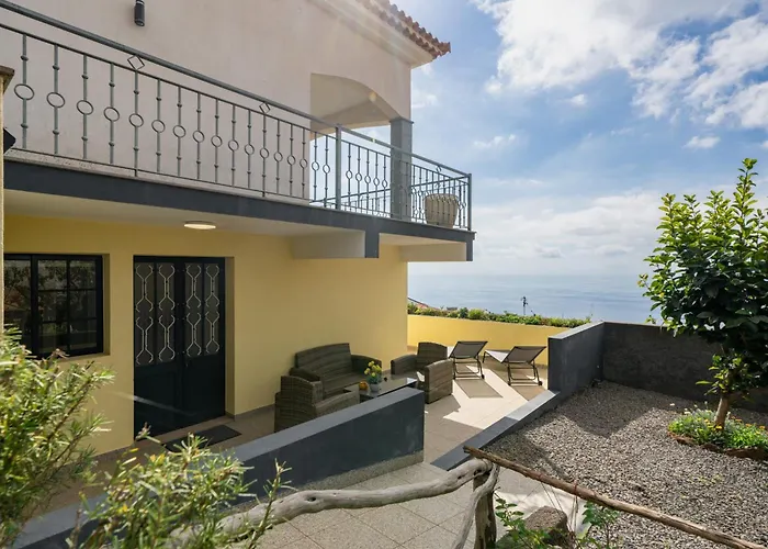 Relax Garden House By An Island